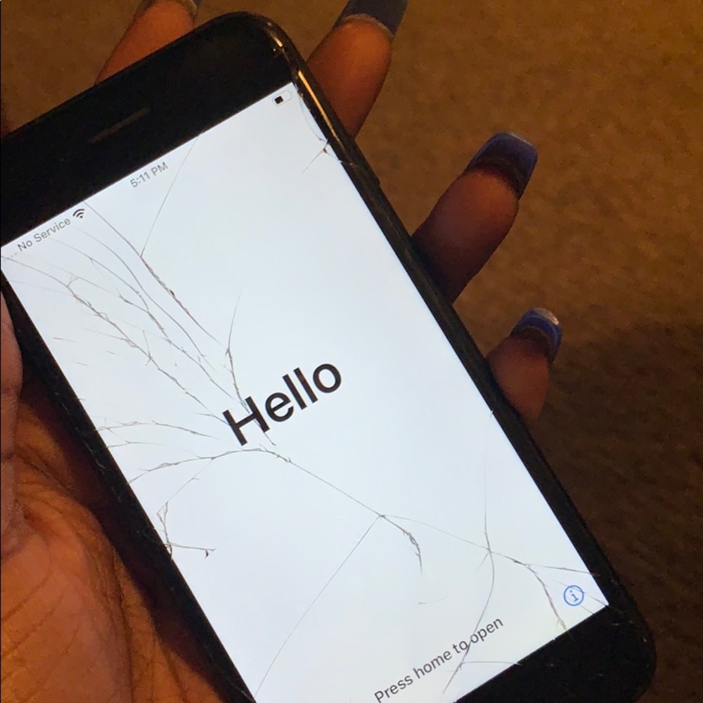 black iphone 7 comes w charger in poor condition